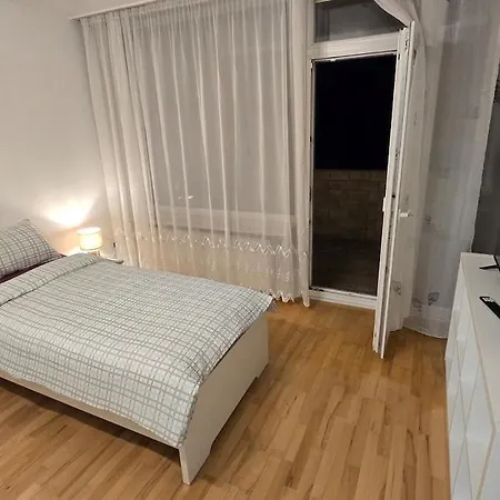5 Beds Close To Dus Airport