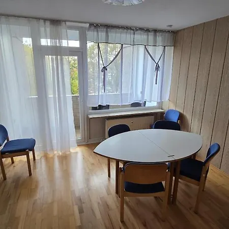 5 Beds Close To Dus Airport Apartment *